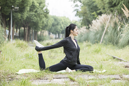 美女晨练系鞋带图片