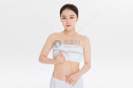 测量胸围的美女图片