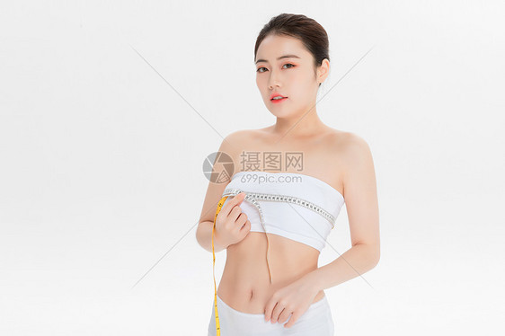 测量胸围的美女图片