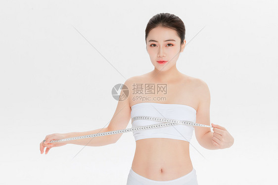 测量胸围的美女图片