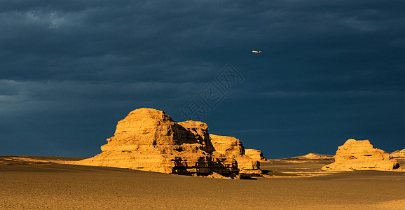 阳光乌云夕照魔鬼城背景