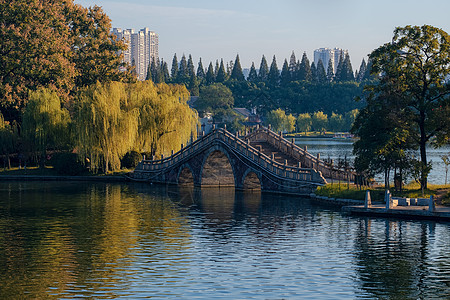 城市湖景湖南省长沙市烈士公园廊桥背景