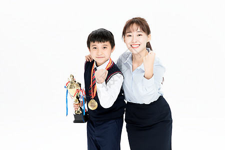 拿奖杯的小学生和老师合影背景图片