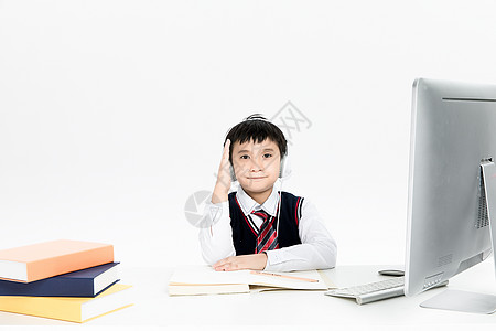 戴眼镜的男孩子儿童在线教育背景
