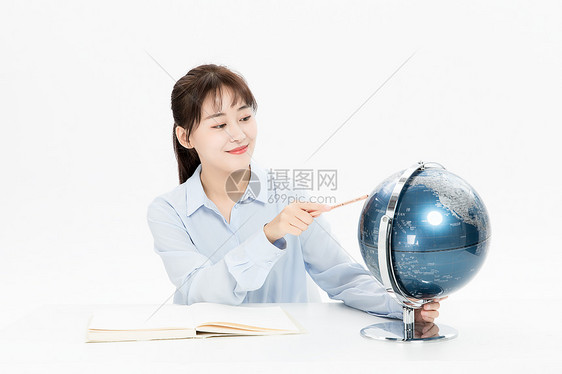 学习地理的女学生图片