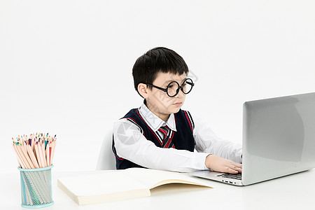 戴眼镜的男孩子儿童在线教育背景