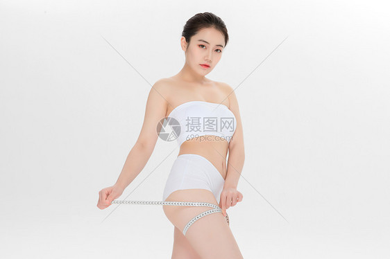 量腿围的瘦身女性图片