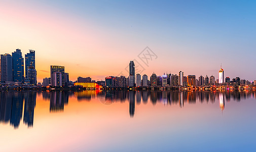 河岸夜景城市倒影设计图片