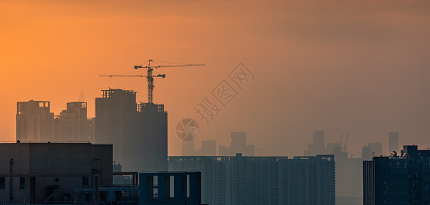 日落中的城市风景图片