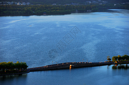 西湖断桥夜景背景图片