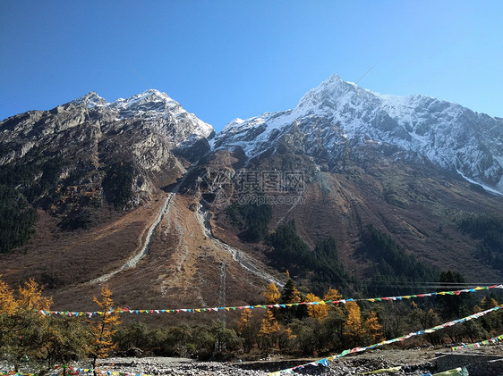 多雄拉雪山图片