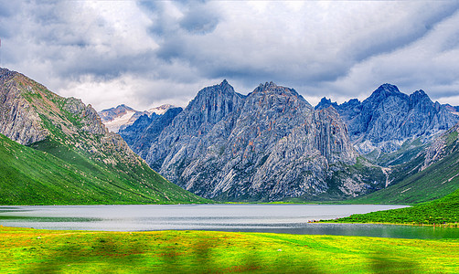 玉科草原如盆景般精致的山川河流背景