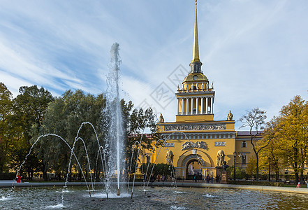 圣彼得堡海军总部大楼喷泉背景图片