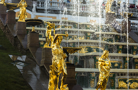 俄罗斯圣彼得堡夏宫下花园大瀑布阶梯雕塑群图片