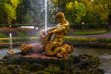 圣彼得堡夏宫下花园海神崔坦喷泉图片