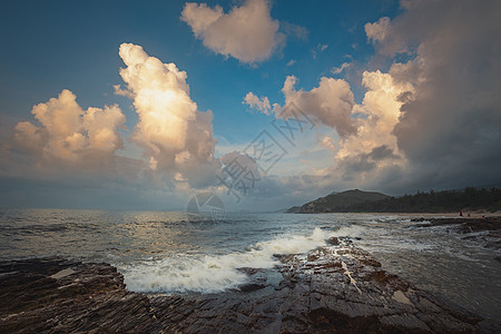 广东深圳盐洲岛海边晨云图片