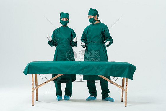 手术床前的外科医生图片