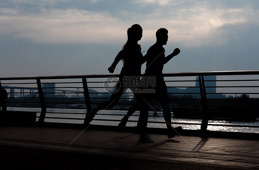 青年男女跑步剪影图片