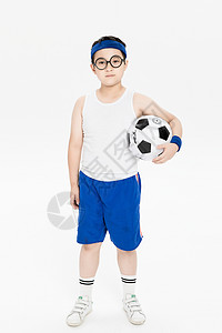 玩足球的小朋友图片
