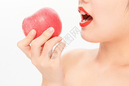 年轻美女吃苹果背景图片