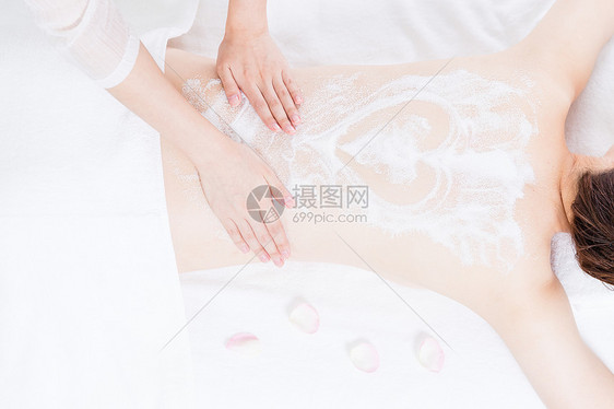 女性养生SPA海盐按摩特写图片