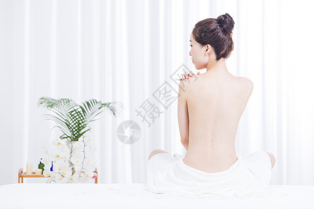女性养生SPA背部展示背景图片