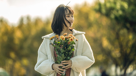 文艺清新美女手持花束背景