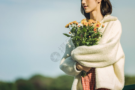 文艺清新美女手持花束图片