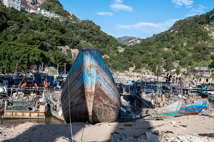 海边渔村的旧木船图片