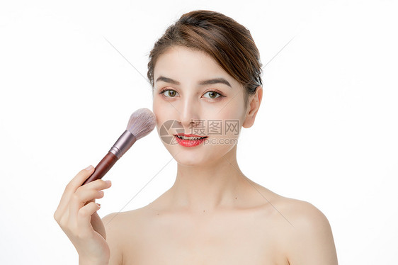 女性化妆涂腮红图片