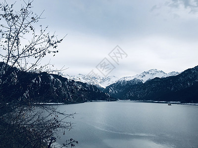 新疆天山天池雪景图片