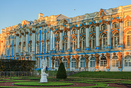 秋天俄罗斯圣彼得堡著名旅游景点叶卡捷琳娜宫与花园秋景背景