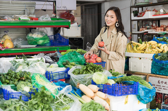 年轻女性买菜图片