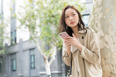 年轻女性拿手机等候背景图片