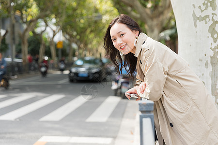 城市旅行的女性图片