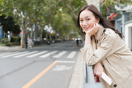 城市旅行的女性背景图片