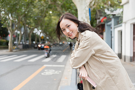 城市旅行的女性图片