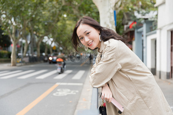 城市旅行的女性图片