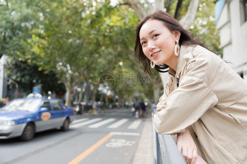 城市旅行的女性图片