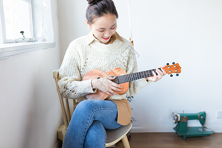 弹尤克里里的文艺女生图片