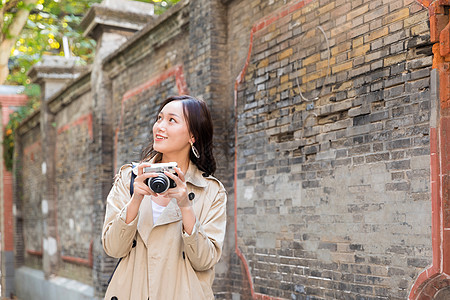 旅行拍照的美女背景图片