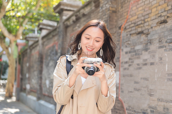 旅行拍照的美女图片