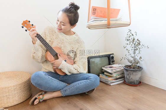 弹尤克里里的文艺女生图片