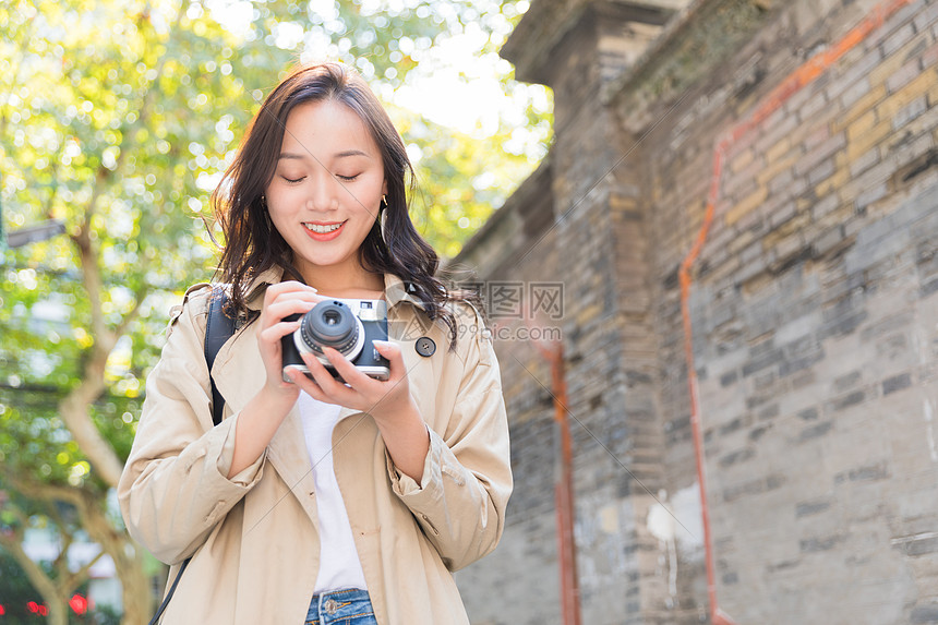 旅行拍照的美女图片