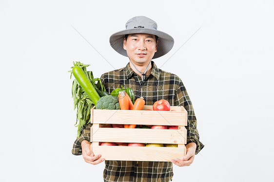 农民抱着蔬菜箱子图片