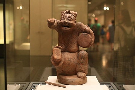 肯尼亚国家博物馆东汉击鼓说唱陶俑背景