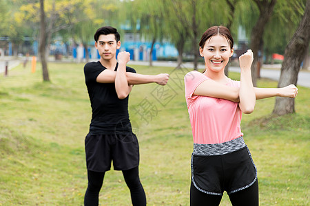 晨练的男女青年图片