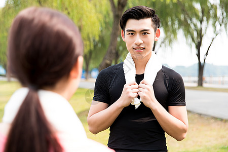 晨练的男女青年图片