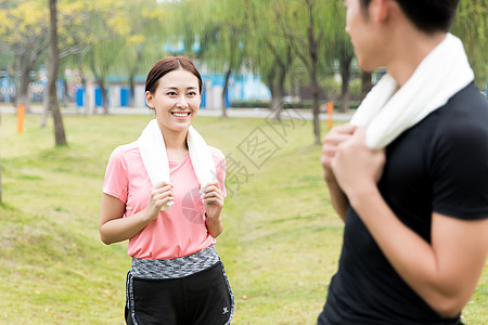 一起运动晨练的男女青年背景