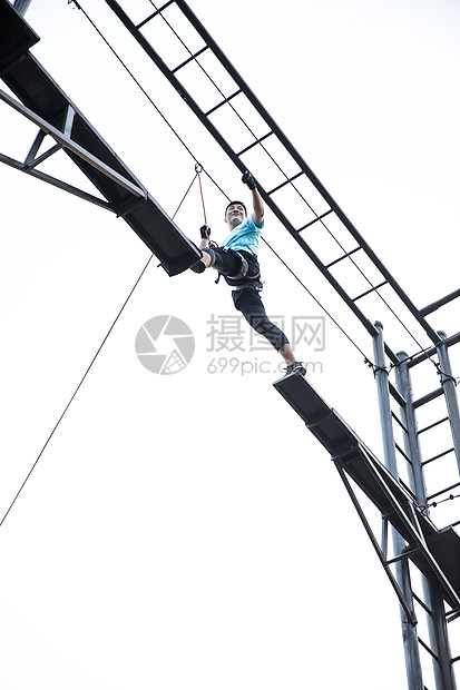 户外高空运动的男生图片